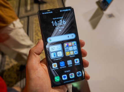 Une fois replié, le Magic V5 ressemble à un smartphone classique.