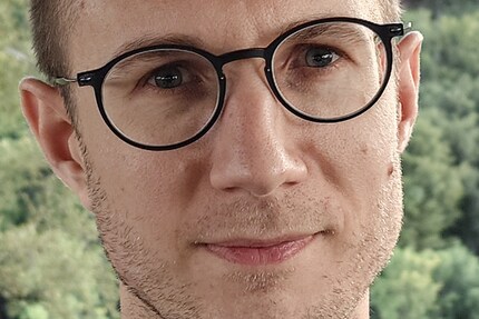 At 100 per cent, it becomes clear just how over-sharpened the JPGs are. It’s especially problematic when it comes to skin.