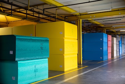 Des blocs de mousse colorés emplissent l’entrepôt.