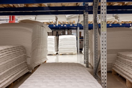 Dans l’entrepôt, des centaines de housses attendent d’envelopper des noyaux de mousse.