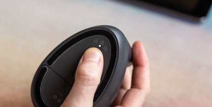Le bouton Bluetooth sous la Logitech Lift permet de basculer entre trois appareils appairés.