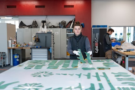 Tâche auparavant manuelle, la découpe est aujourd’hui réalisée par un plotter.