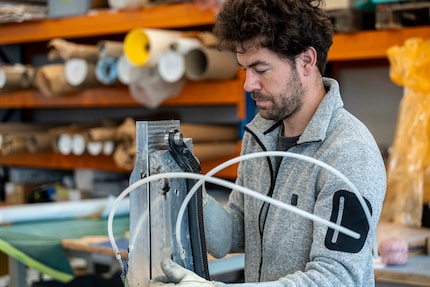 Roman détache le bras oscillant du bloc d’aluminium en neuf parties.