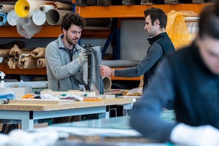 Roman (à g.) et Swen vérifient une pièce de la structure arrière.