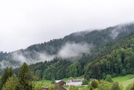 Les Préalpes dans la brume.