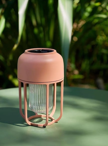 Grâce à son indice de protection IP65, cet objet design résiste à une très forte humidité.