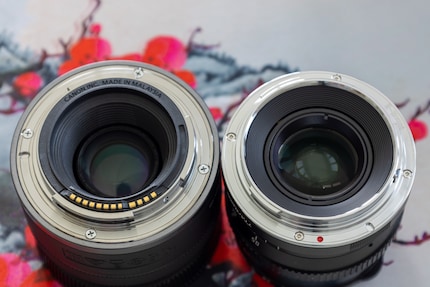 Avec l'objectif manuel de TTArtisan (à droite), la baïonnette n'est qu'un obturateur mécanique. Sur un objectif avec autofocus (à gauche), on voit en revanche des contacts électroniques.